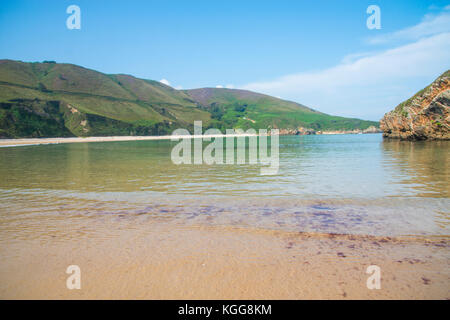 Meer entfernt. Torimbia Strand, Niembro, Asturien, Spanien. Stockfoto