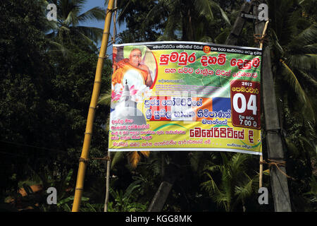 Straße Kandy Sri Lanka Reklametafeln in Singhalesisch Stockfoto