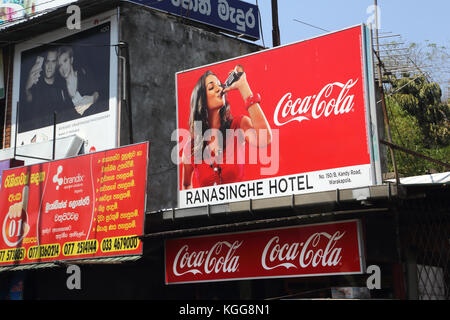 Warakapola Straße Kandy Sri Lanka Plakatwerbung Coca Cola Stockfoto