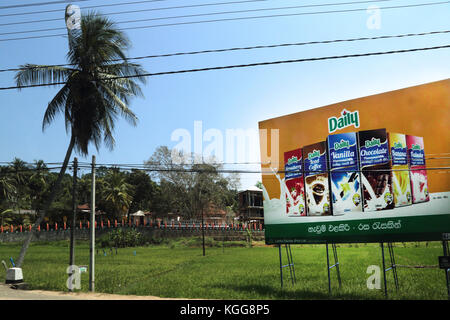 Straße Kandy Sri Lanka Reklametafeln täglich aromatisierte Milch Stockfoto