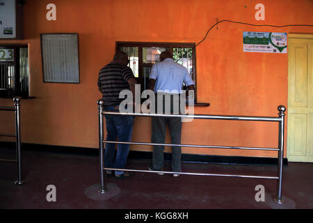 Junction Station Peradeniya Kandy Zentralprovinz Sri Lanka Männer Karten kaufen Station hat wifi Stockfoto