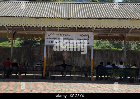 Junction Station Peradeniya Kandy Zentralprovinz Sri Lanka Menschen warten auf Zug Stockfoto