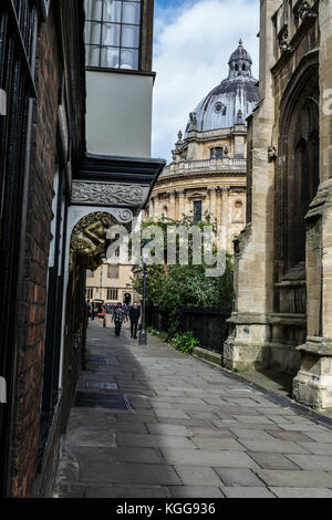 Ansicht des Radcliffe Camera, über die St Mary Passage, Oxford, England Stockfoto