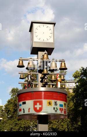 Glockenspiel in Schweizer Gericht Leicester Square London neu gestaltet und durch die uhrmacher Smith von Derby wiederhergestellt. Glocken und Schweizer zahlen Stockfoto