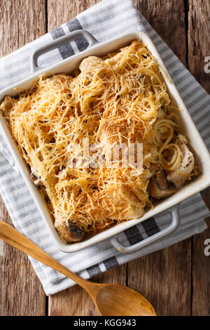 Chicken tetrazzini von Spaghetti, Pilzen, Käse und Rahm sauce Close-up auf dem Tisch. Senkrechte Draufsicht von oben Stockfoto