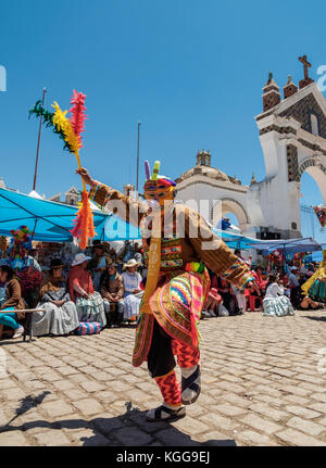 Tänzerin in traditioneller Tracht, die Fiesta de la Virgen de la Candelaria, Copacabana, an das Departamento La Paz, Bolivien Stockfoto