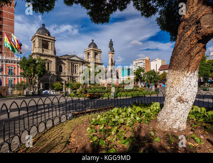 Plaza Murillo mit Dom der Basilika Unserer Lieben Frau des Friedens, La Paz, Bolivien Stockfoto