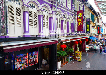 Singapur - Dec. 15, 2014: Besucher shopping in Chinatown Pagode Straße, wo Niedrig - Bunt barock-viktorianische Architektur Stil Geschäftshäusern aus steigen Stockfoto