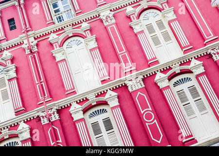 Rote Gebäude im Kolonialstil in Singapur Chinatown. Diese charmanten Einheiten waren typisch vor dem Zweiten Weltkrieg Architektur native nach Singapur Erbe Stockfoto