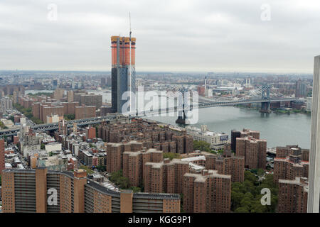 Den East River und die zwei Brücken Nachbarschaft von Manhattan in New York City's Städtische Gebäude gesehen. Stockfoto