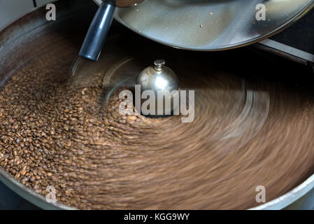 Kaffee Röstung Maschine abkühlen frisch gerösteten Kaffee mit Bewegungsunschärfe in Salento, Kolumbien Stockfoto