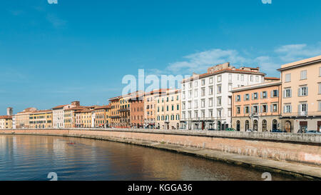 Gebäude am Ufer des Flusses Arno in Pisa, Toskana, Italien Stockfoto