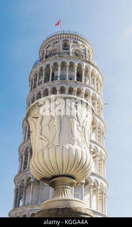 Alte Marmorvase mit Schiefem Turm von Pisa im Hintergrund Stockfoto