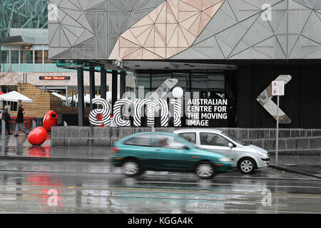 Regnerischen Tag in Melbourne, Aussicht auf einer australischen Zentrum für das bewegte Bild acmi, Federation Square, Flinders Street, Melbourne VIC 3000, vorbeifahrende Autos. Stockfoto