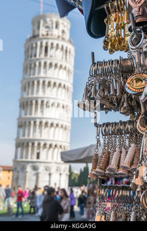 Mini Türme von Pisa zum Verkauf an einer kleinen mit dem echten Turm von Pisa im Hintergrund Stockfoto