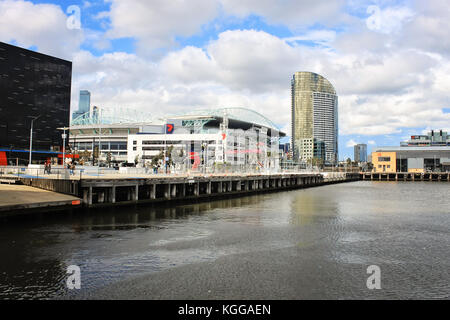 Blick auf den Hafen esplanade Docklands, Victoria und Etihad Stadium Stockfoto