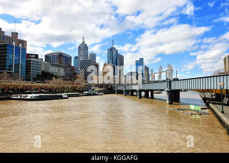 Blick auf den Yarra River und Wolkenkratzer in Melbourne. Stockfoto