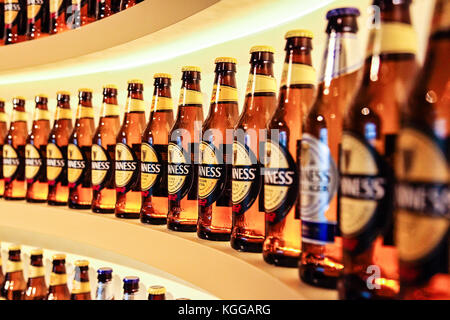 Close-up Detail guinness Flaschen in einer Reihe, in Guinness Storehouse Brauerei übernommen am 17. Juli 2012 Stockfoto