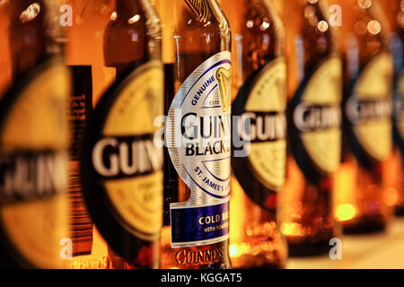 Close-up Detail guinness Flaschen in einer Reihe, in Guinness Storehouse Brauerei übernommen am 17. Juli 2012 Stockfoto