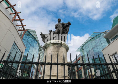 Birminghamm, Großbritannien - 3. Oktober 2017: Statue von Lord Horatio Nelson in der Bull Ring Einkaufszentrum Stockfoto