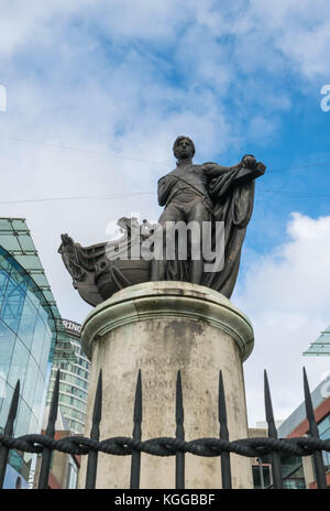 Birminghamm, Großbritannien - 3. Oktober 2017: Statue von Lord Horatio Nelson in der Bull Ring Einkaufszentrum Stockfoto