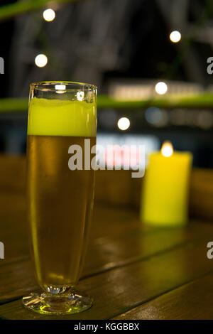 Ein Glas kühles Bier mit Schaum. unscharfen Hintergrund Stockfoto