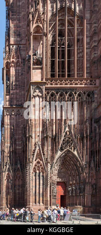 Touristen warten darauf, die Kathedrale von Straßburg zu betreten, ein hochgotisches Meisterwerk und Wahrzeichen im Elsass, Frankreich. Stockfoto