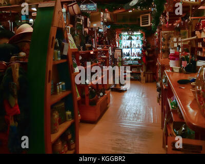 Long Lake, New York, USA. November 4, 2017. Innenraum der Hoss's Country Corner, ein Geschenk und Zubehör Shop in der kleinen Adirondack Stadt Langen See, Stockfoto