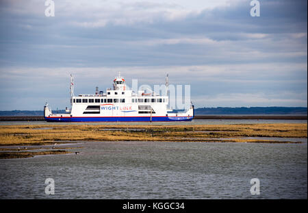 Wight Himmel Lymington Fähre verlassen. Stockfoto