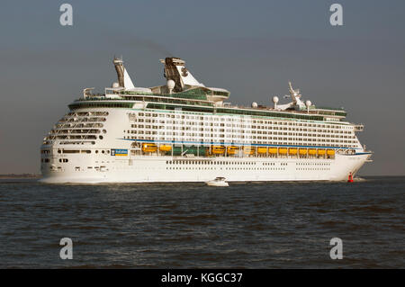 Explorer der Meere, Royal Caribbean Cruise Schiff das Verlassen des Hafens, Segeln in den Solent. Foto von Calshot Spit auf seinen Abend segeln. Stockfoto