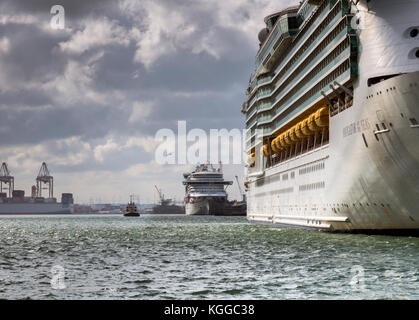 Im Dock, zwei Royal Caribbean Passagier Kreuzfahrtschiffe, Southampton Wasser Stockfoto