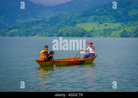 Pokhara, Nepal - November 04, 2017: Unbekannter Paar genießt die Aussicht mit Reiseführer paddeln das Boot im begnas See in Pokhara, Nepal Stockfoto