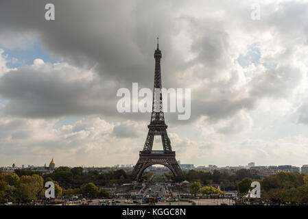 Eiffelturm von Jardins du Trocadéro im Oktober gesehen Stockfoto