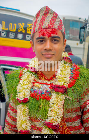 Pokhara, Nepal Oktober 10, 2017: portrait eines gutaussehenden Mann Blumen Tragen um den Hals und tragen typische Kleidung und die Dorfbewohner Feiern einer nepalesischen Hochzeit in besisahar, Nepal Stockfoto