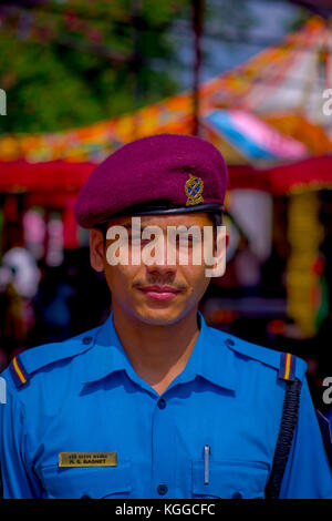 KATHMANDU, NEPAL – 4. SEPTEMBER 2017: Porträt einer Garde der nepalesischen Armee, die sich vor der Tür des Bindabasini-Tempels posiert Stockfoto