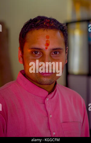 KATHMANDU, NEPAL - 04. SEPTEMBER 2017: Porträt eines nicht identifizierten nepalesischen Mannes in traditioneller Kleidung von Kathmandu, Nepal Stockfoto