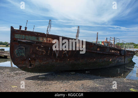 Die verrostete Schiffsrumpf der ehemaligen Gosport Ferry 'Vadne' (erbaut 1939 bis 1965), in Forton See, Gosport, Hampshire, UK aufgegeben Stockfoto