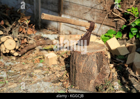 Ax verwendet, um das Holz zu schneiden Stockfoto