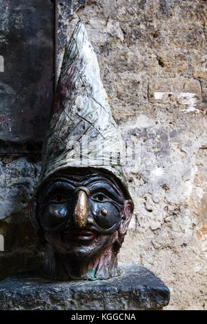 Statue mit Gesicht von pulcinella in den Straßen von Neapel Stockfoto