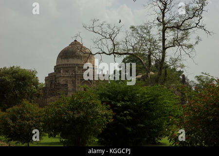 Bara Gumbad ist ein altes Denkmal in Lodhi Garten in Delhi, Indien. Stockfoto