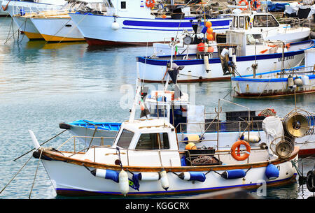 Boot zum Angeln Boote sind für den Anschluss eines ligurischen Stadt günstig Stockfoto