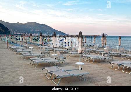 Schöner Strand in Ligurien in der Stadt von laigueglia ----- Imperia, im, Ligurien, Italien, 17. Juni 2017: wunderschönen ligurischen Strand der Stadt von laigueglia, Stockfoto