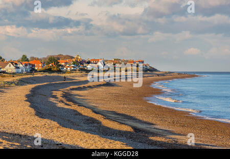 Damme, Suffolk. Strand bei Ebbe im Abendlicht. Stockfoto