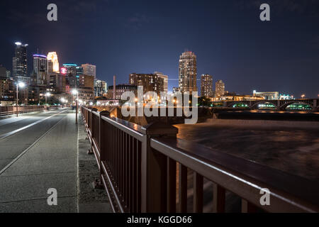 Minneapolis - 18. September: Minneapolis night skyline aus der Steinbogenbrücke Stockfoto