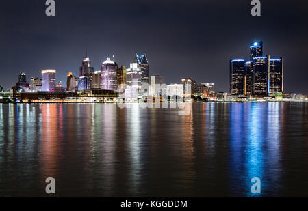 Detroit, Michigan night skyline aus über dem Detroit River Stockfoto
