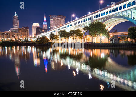 CLEVELAND – 16. SEPTEMBER: Die Skyline von Cleveland und die Detriot-Superior Bridge bei Nacht über den Cuyahoga River Stockfoto