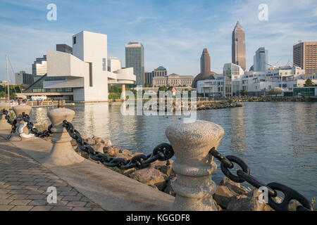 Cleveland - 16. September: Rock and Roll Hall of Fame, Cleveland, Ohio Skyline vom Hafen Gehweg Stockfoto