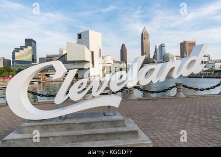 Cleveland - 16. September: Cleveland, Rock and Roll Hall of Fame, Cleveland, Ohio Skyline vom Hafen Gehweg Stockfoto