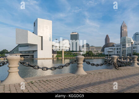 Cleveland - 16. September: Rock and Roll Hall of Fame, Cleveland, Ohio Skyline vom Hafen Gehweg Stockfoto