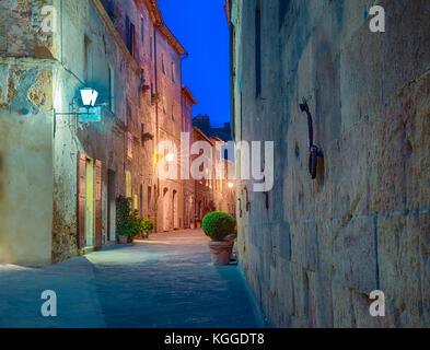 Straße in Pienza, Italien in der Nacht. Stockfoto